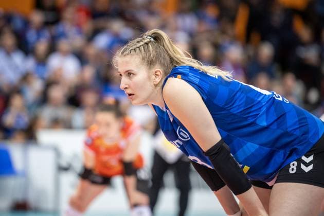 Monique Strubbe Allianz MTV Stuttgart, 08 Concentrated look Allianz MTV Stuttgart Dresdner SC, 03 04 2024, Stuttgart SCHARRena , DEU Allianz MTV Stuttgart Dresdner SC, Sport, Volleyball Bundesliga, Women, VBL, Saison 2023 24, Play Offs Halbfinale Spiel 1, 03 04 2024, Stuttgart SCHARRena , DEU Stuttgart Copyright: xSandyxDinkelackerx EP_SDR