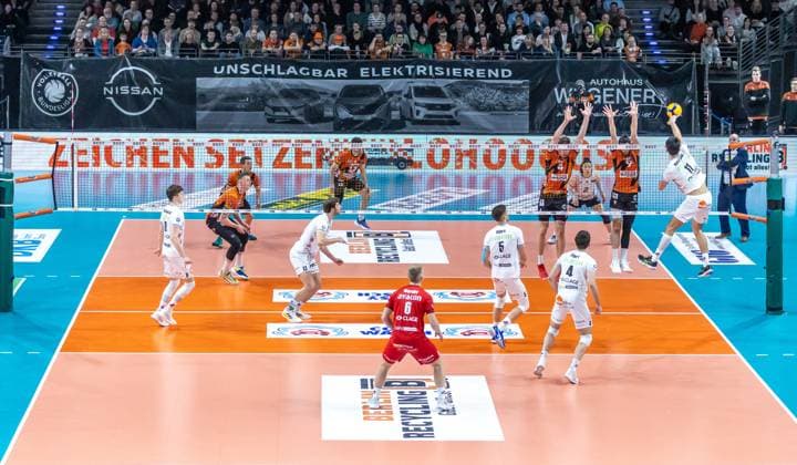 03 04 2024, Berlin, Volleyball 1 Bundesliga, Men, Playoff semi-final, match 3, BR Volleys SVG Lueneburg, Max Schmeling Halle Xander Ketrzynski r from SVG Lueneburg plays the ball over the net BR Volleys SVG Lueneburg