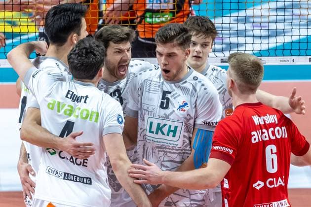 03 04 2024, Berlin, Volleyball 1 Bundesliga, Men, Playoff semi-final, Game 3, BR Volleys SVG Lueneburg, Max Schmeling Halle SVG Lueneburg players cheer after BR Volleys SVG Lueneburg win point
