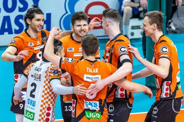 03 04 2024, Berlin, Volleyball 1 Bundesliga, Men, Playoff semi-final, Game 3, BR Volleys SVG Lueneburg, Max Schmeling Halle Berlins players cheer after BR Volleys SVG Lueneburg wins point