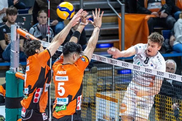 03 04 2024, Berlin, Volleyball 1 Bundesliga, Men, Playoff semi-final, Game 3, BR Volleys SVG Lueneburg, Max Schmeling Halle Theo Mohwinkel r l of SVG Lueneburg plays the ball against Berlins block of Nehemiah Mote and Timothee Carle BR Volleys SVG Lueneburg
