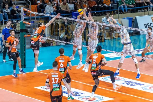 03 04 2024, Berlin, Volleyball 1 Bundesliga, Men, Playoff semi-final, match 3, BR Volleys SVG Lueneburg, Max Schmeling Halle Berlins Timothee Carle plays the ball over the net BR Volleys SVG Lueneburg