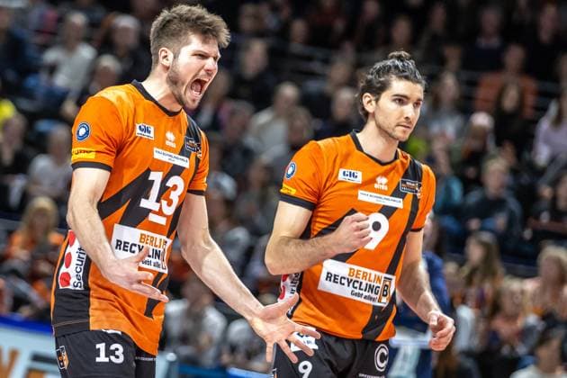 03 04 2024, Berlin, Volleyball 1 Bundesliga, Men, Playoff semi-final, Game 3, BR Volleys SVG Lueneburg, Max Schmeling Halle Berlins Ruben Schott l cheers next to Timothee Carle after BR Volleys SVG Lueneburg win a point