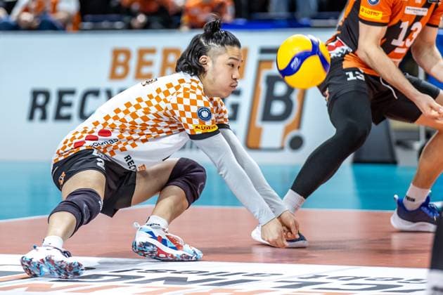 03 04 2024, Berlin, Volleyball 1 Bundesliga, Men, Playoff semi-final, Match 3, BR Volleys SVG Lueneburg, Max Schmeling Halle Berlins libero Satoshi Tsuiki takes a ball from BR Volleys SVG Lueneburg