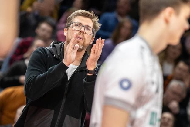 03 04 2024, Berlin, Volleyball 1 Bundesliga, Men, Playoff semi-final, Game 3, BR Volleys SVG Lueneburg, Max Schmeling Halle Coach Stefan Huebner of SVG Lueneburg applauds his team BR Volleys SVG Lueneburg