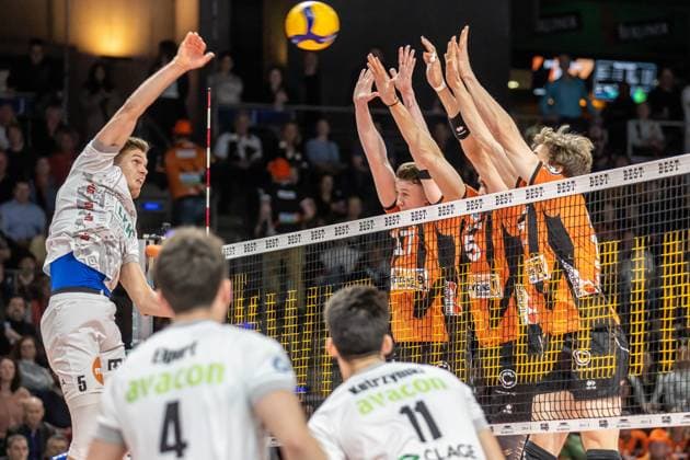 03 04 2024, Berlin, Volleyball 1 Bundesliga, Men, Playoff Semifinal, Game 3, BR Volleys SVG Lueneburg, Max Schmeling Halle Erik Roehrs l r of SVG Lueneburg plays the ball against Berlins block of Marek Sotola, Nehemiah Mote and Cody Kessel BR Volleys SVG Lueneburg