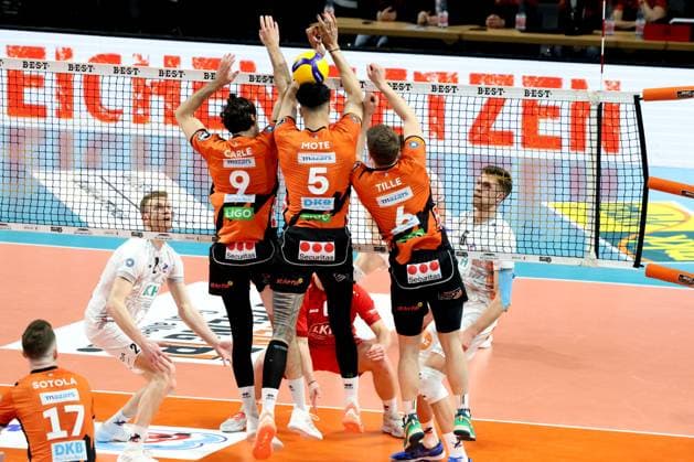 DEU, DVV, 1 VBL, BR Volleys vs Lueneburg, 03 04 2024, Max Schmeling Halle, Berlin, DEU, DVV, 1 VBL, BR Volleys vs Lueneburg, in the picture Timothee Carle BR Volleys 9 , Neheimjah Mote BR Volleys 5 , Johannes Tille BR Volleys 6 , Erik Roehrs Lueneburg 5 , Blake Leeson Lueneburg 2 Photo Juergen Engler nordphoto GmbH nordphotoxGmbHx xEngler nph00076