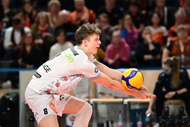 Volleyball I Men I 2023 2024 I Bundesliga I Semi-final match 3 I Berlin Recycling Volleys SVG Lüneburg I 3 4 2024 Theo Mohwinkel 8, SVG Lüneburg with the perfect reception Berlin Max Schmeling Halle Berlin Germany Copyright: xLobeca AndreasxHannigx