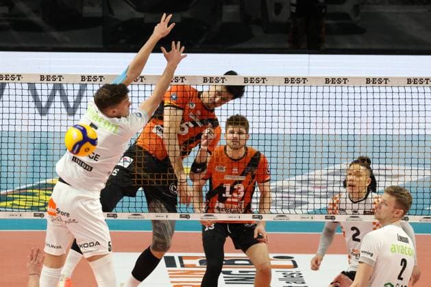 DEU, DVV, 1 VBL, BR Volleys vs Lueneburg, 03 04 2024, Max Schmeling Halle, Berlin, DEU, DVV, 1 VBL, BR Volleys vs Lueneburg, in the picture Neheimjah Mote BR Volleys 5 , Ruben Schott BR Volleys 13 , Erik Roehrs Lueneburg 5 Photo Juergen Engler nordphoto GmbH nordphotoxGmbHx xEngler nph00076