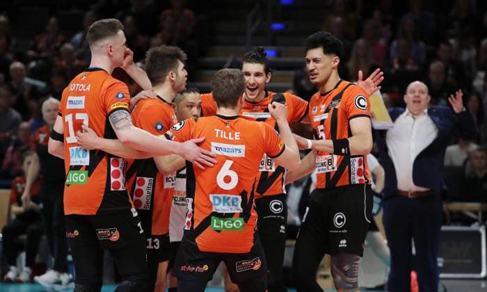 Marek Sotola, Ruben Schott, Satoshi Tsuiki, Johannes Tille, Timothee Carle, Nehemiah Mote, coach Joel Banks cheers after winning 2 1 sets Joy Emotion Cheers Sport Volleyball Bundesliga Men Season 2023 2024 03 04 2024 BR Volleys Berlin BRV vs SVG Lüneburg