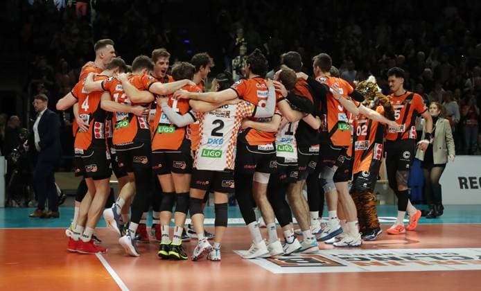 re Cody Kessel in attack, Matthew Knigge, Theo Mohwinkel duel Match scene Action Sport Volleyball Bundesliga Men Season 2023 2024 03 04 2024 BR Volleys Berlin BRV vs SVG Lüneburg