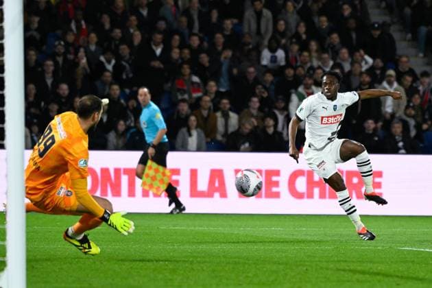 Arnaud Kalimuendo ( 9 - Rennes ) and Gianluigi Donnarumma ( 99 - PSG ) during the French Cup match between Paris Saint Germain and Stade Rennais at Parc des Princes on April 03, 2024 in Paris, France. ( Photo by federico pestellini panoramic ) - FOOTBALL : PSG vs Rennes - Coupe de France - 03 04 2024 FedericoPestellini Panoramic 