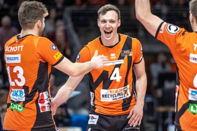 03 04 2024, Berlin, Volleyball 1 Bundesliga, Men, Playoff semi-final, Game 3, BR Volleys SVG Lueneburg, Max Schmeling Halle Berlins Timo Tammemaa celebrates after reaching the final BR Volleys SVG Lueneburg