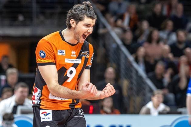 03 04 2024, Berlin, Volleyball 1 Bundesliga, Men, Playoff semi-final, match 3, BR Volleys SVG Lueneburg, Max Schmeling Halle Berlins Timothee Carle celebrates after reaching the final BR Volleys SVG Lueneburg
