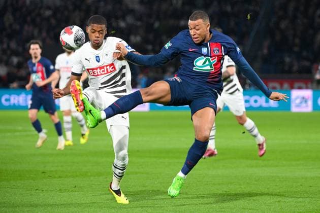 2024-04-03 Paris Saint-Germain v Stade Rennais - Semi- Final - French Cup PARIS, FRANCE - APRIL 3: Desire Doue of Stade Rennais FC battles for the ball with Kylian Mbappe of Paris Saint-Germain during the Semi- Final - French Cup match between Paris Saint-Germain and Stade Rennais at Parc des Princes on April 3, 2024 in Paris, France. (Photo by Matthieu Mirville BSR Agency) Paris France Content not available for redistribution in The Netherlands directly or indirectly through any third parties. Copyright: xBSRxAgencyx