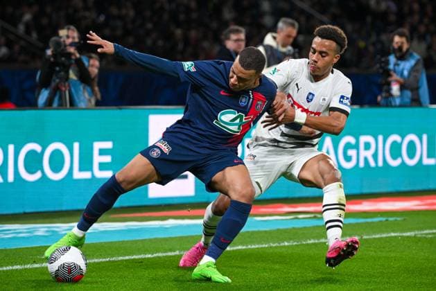 2024-04-03 Paris Saint-Germain v Stade Rennais - Semi- Final - French Cup PARIS, FRANCE - APRIL 3: Kylian Mbappe of Paris Saint-Germain battles for the ball with Guela Doue of Stade Rennais FC during the Semi- Final - French Cup match between Paris Saint-Germain and Stade Rennais at Parc des Princes on April 3, 2024 in Paris, France. (Photo by Matthieu Mirville BSR Agency) Paris France Content not available for redistribution in The Netherlands directly or indirectly through any third parties. Copyright: xBSRxAgencyx