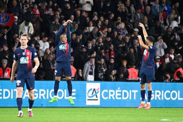 Kylian Mbappe ( 7 - PSG ) celebrates with Achraf Hakimi ( 2 - PSG ) during the French Cup match between Paris Saint Germain and Stade Rennais at Parc des Princes on April 03, 2024 in Paris, France. ( Photo by federico pestellini panoramic ) - FOOTBALL : PSG vs Rennes - Coupe de France - 03 04 2024 FedericoPestellini Panoramic 
