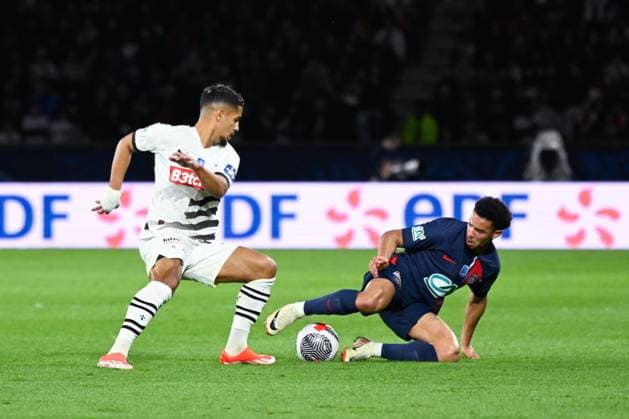 Warren ZAIRE EMERY ( 33 - PSG ) and Ludovic BLAS ( 11 - Rennes ) during the French Cup match between Paris Saint Germain and Stade Rennais at Parc des Princes on April 03, 2024 in Paris, France. ( Photo by federico pestellini panoramic ) - FOOTBALL : PSG vs Rennes - Coupe de France - 03 04 2024 FedericoPestellini Panoramic 
