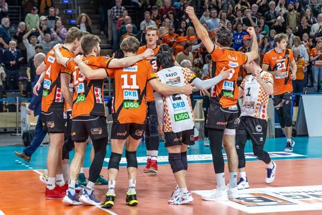 03 04 2024, Berlin, Volleyball 1 Bundesliga, Men, Playoff semi-final, Game 3, BR Volleys SVG Lueneburg, Max Schmeling Halle BR Volleys team celebrates after reaching the final BR Volleys SVG Lueneburg