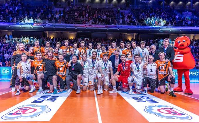 03 04 2024, Berlin, Volleyball 1 Bundesliga, Men, Playoff semi-final, Game 3, BR Volleys SVG Lueneburg, Max Schmeling Halle Team photo with both teams BR Volleys SVG Lueneburg