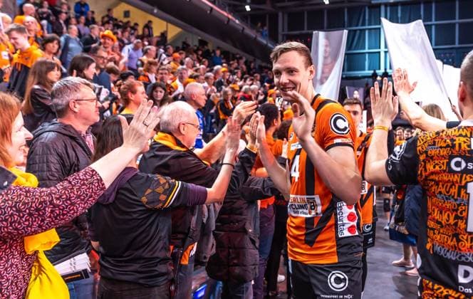03 04 2024, Berlin, Volleyball 1 Bundesliga, Men, Playoff semi-final, Match 3, BR Volleys SVG Lueneburg, Max Schmeling Halle Berlins Timo Tammemaa claps his hands with fans after the victory Joy about reaching the final BR Volleys SVG Lueneburg