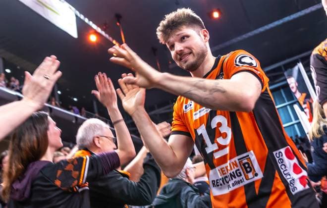 03 04 2024, Berlin, Volleyball 1 Bundesliga, Men, Playoff semi-final, Match 3, BR Volleys SVG Lueneburg, Max Schmeling Halle Berlins Ruben Schott claps his hands with fans after the victory Joy about reaching the final BR Volleys SVG Lueneburg