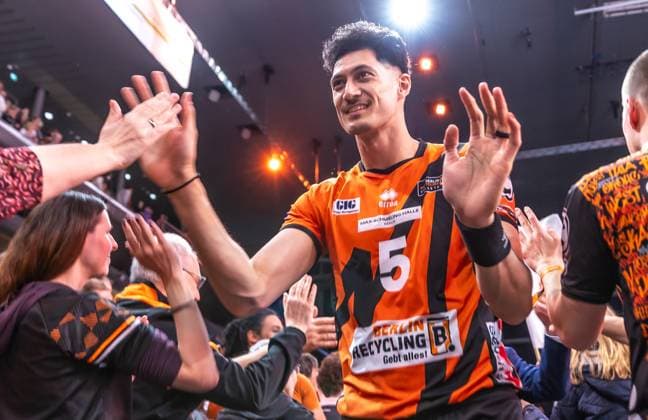 03 04 2024, Berlin, Volleyball 1 Bundesliga, Men, Playoff semi-final, Match 3, BR Volleys SVG Lueneburg, Max Schmeling Halle Berlins Nehemiah Mote claps his hands with fans after the victory Joy about reaching the final BR Volleys SVG Lueneburg