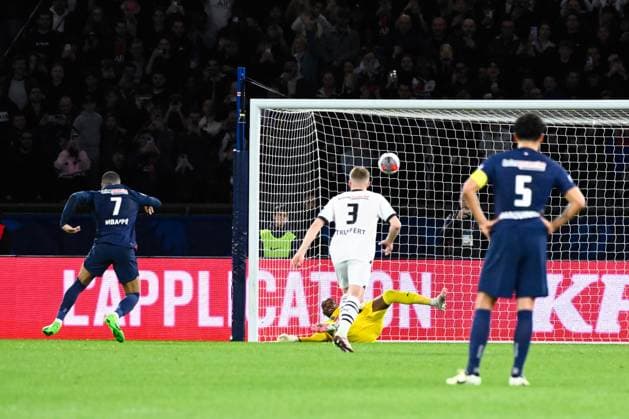 Steve Mandanda ( 30 - Rennes ) stops a penalty of Kylian Mbappe ( 7 - PSG ) during the French Cup match between Paris Saint Germain and Stade Rennais at Parc des Princes on April 03, 2024 in Paris, France. ( Photo by federico pestellini panoramic ) - FOOTBALL : PSG vs Rennes - Coupe de France - 03 04 2024 FedericoPestellini Panoramic 