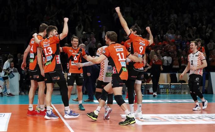 Timo Tammemaa, Ruben Schott, Johannes Tille, Satoshi Tsuiki, Cody Kessel, Timothee Carle cheer after victory Joy Emotion Cheers Sport Volleyball Bundesliga Men Season 2023 2024 03 04 2024 BR Volleys Berlin BRV vs SVG Lüneburg