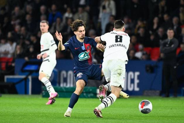 Vitinha Vitor Machado ( 17 - PSG ) and Baptiste Santamaria ( 8 - Rennes ) during the French Cup match between Paris Saint Germain and Stade Rennais at Parc des Princes on April 03, 2024 in Paris, France. ( Photo by federico pestellini panoramic ) - FOOTBALL : PSG vs Rennes - Coupe de France - 03 04 2024 FedericoPestellini Panoramic 