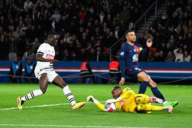Kylian Mbappe ( 7 - PSG ) and Steve Mandanda ( 30 - Rennes ) during the French Cup match between Paris Saint Germain and Stade Rennais at Parc des Princes on April 03, 2024 in Paris, France. ( Photo by federico pestellini panoramic ) - FOOTBALL : PSG vs Rennes - Coupe de France - 03 04 2024 FedericoPestellini Panoramic 