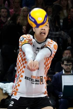 DEU, DVV, 1 VBL, BR Volleys vs Lueneburg, 03 04 2024, Max Schmeling Halle, Berlin, DEU, DVV, 1 VBL, BR Volleys vs Lueneburg, in the picture ball reception by Satoshi Tsuiki BR Volleys 2 , photo Juergen Engler nordphoto GmbH nordphotoxGmbHx xEngler nph00076