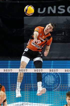 DEU, DVV, 1 VBL, BR Volleys vs Lueneburg, 03 04 2024, Max Schmeling Halle, Berlin, DEU, DVV, 1 VBL, BR Volleys vs Lueneburg, in the picture serve, served by Timothee Carle BR Volleys 9 Photo Juergen Engler nordphoto GmbH nordphotoxGmbHx xEngler nph00076