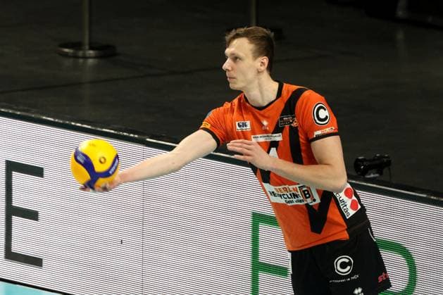 DEU, DVV, 1 VBL, BR Volleys vs Lueneburg, 03 04 2024, Max Schmeling Halle, Berlin, DEU, DVV, 1 VBL, BR Volleys vs Lueneburg, in the picture serve, served by Timo Tammemaa BR Volleys 4 Photo Juergen Engler nordphoto GmbH nordphotoxGmbHx xEngler nph00076