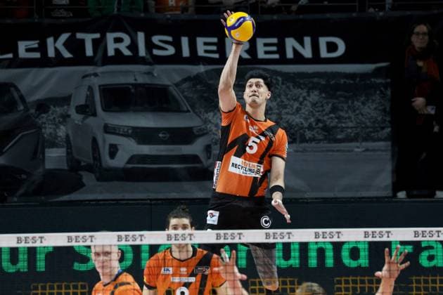 DEU, DVV, 1 VBL, BR Volleys vs Lueneburg, 03 04 2024, Max Schmeling Halle, Berlin, DEU, DVV, 1 VBL, BR Volleys vs Lueneburg, in the picture serve, served by Neheimjah Mote BR Volleys 5 Photo Juergen Engler nordphoto GmbH nordphotoxGmbHx xEngler nph00076