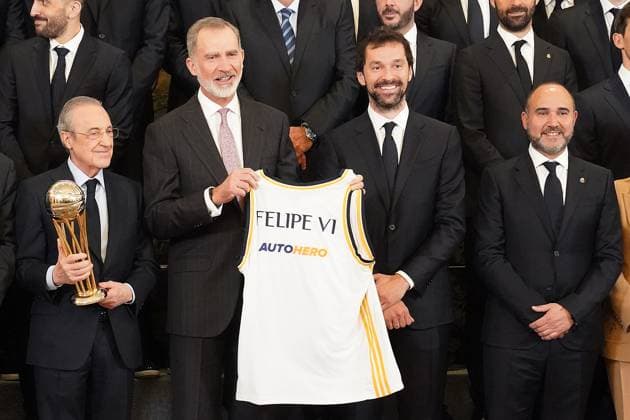 Bilder des Jahres 2024, Sport 04 April Sport Themen der Woche KW14 Sport Bilder des Tages King Felipe VI of Spain with Florentino Perez, Sergio Llull and the coach Chus Mateo during the audience with the members of the Real Madrid basketball team, champion of the 88th edition of the ˜Copa del Rey™. April 3,2024. (20240403273)