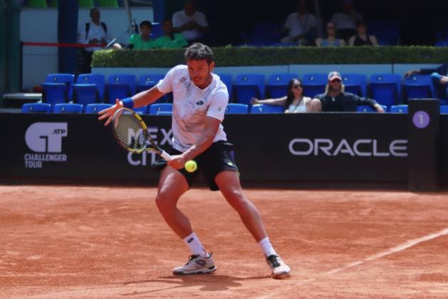 April 3, 2024, Mexico City, Ciudad de Mexico, Mexico: Apr 3, 2024, Mexico City, Mexico: Alessandro Giannessi (ITA) hits a backhand against Aidan Mayo (USA) during the Day 4 of the Mexico City Open at Deportivo Chapultepec. on Apr 3, 2024, Mexico City, Mexico. Mexico City Mexico - ZUMAe321 20240403_zsa_e321_008 Copyright: xCarlosxSantiago xEyepixxGroupx