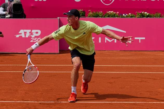 Estoril, Portugal, April 04 2024: Jan Choinski (United Kingdom) in action during the Millennium Estoril Open match between Jan Choinski (United Kingdom) and Hubert Hurkacz (Poland) at Clube de Tenis do Estoril in Estoril, Portugal. (Pedro Porru SPP) Copyright: xPedroxPorrux xSPPx spp-en-PePoSp-4F8A9175