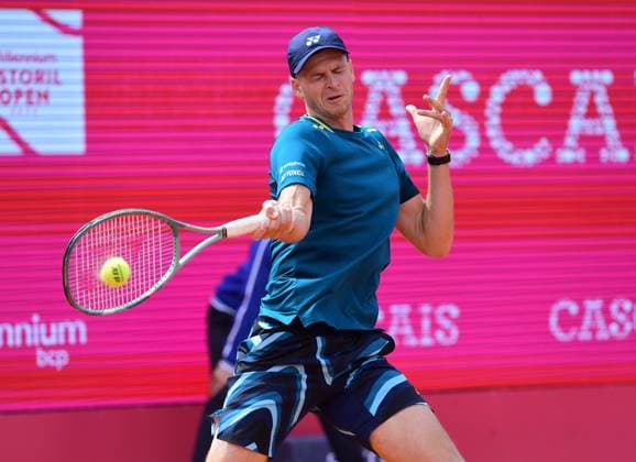 Hubert HURKACZ, Poland, reaches the quarterfinals at the Estoril Open Estoril Open, Portugal, April 4, 2024 Hubert HURKACZ, Poland, defeats Jan Choinski, not pictured, of Germany and Great Britain, 7 6 and 6 4 Estoril Estoril Tennis Club Lisbon Portugal in the round of 16 of the Estoril Open in Portugal
