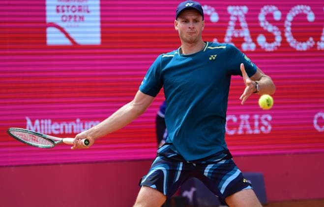 Hubert HURKACZ, Poland, reaches the quarterfinals at the Estoril Open Estoril Open, Portugal, April 4, 2024 Hubert HURKACZ, Poland, defeats Jan Choinski, not pictured, of Germany and Great Britain, 7 6 and 6 4 Estoril Estoril Tennis Club Lisbon Portugal in the round of 16 of the Estoril Open in Portugal