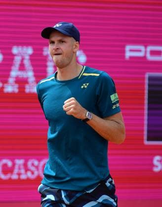 Hubert HURKACZ, Poland, reaches the quarterfinals at the Estoril Open Estoril Open, Portugal, April 4, 2024 Hubert HURKACZ, Poland, defeats Jan Choinski, not pictured, of Germany and Great Britain, 7 6 and 6 4 Estoril Estoril Tennis Club Lisbon Portugal in the round of 16 of the Estoril Open in Portugal