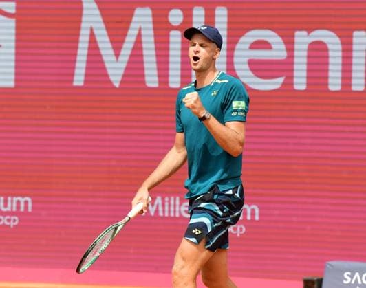 Hubert HURKACZ, Poland, reaches the quarterfinals at the Estoril Open Estoril Open, Portugal, April 4, 2024 Hubert HURKACZ, Poland, defeats Jan Choinski, not pictured, of Germany and Great Britain, 7 6 and 6 4 Estoril Estoril Tennis Club Lisbon Portugal in the round of 16 of the Estoril Open in Portugal