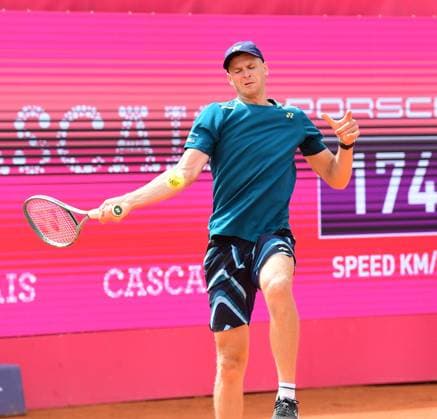Hubert HURKACZ, Poland, reaches the quarterfinals at the Estoril Open Estoril Open, Portugal, April 4, 2024 Hubert HURKACZ, Poland, defeats Jan Choinski, not pictured, of Germany and Great Britain, 7 6 and 6 4 Estoril Estoril Tennis Club Lisbon Portugal in the round of 16 of the Estoril Open in Portugal