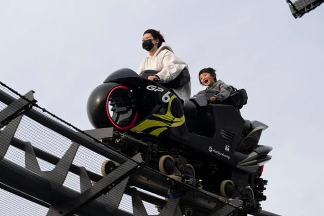 April 4, 2024, Suzuka, Mie, Japan: Racing fans ride a roller coaster on media day of the 2024 Formula 1 Japanese Grand Prix. Suzuka Japan - ZUMAb177 20240404_aap_b177_008 Copyright: xTaidghxBarronx