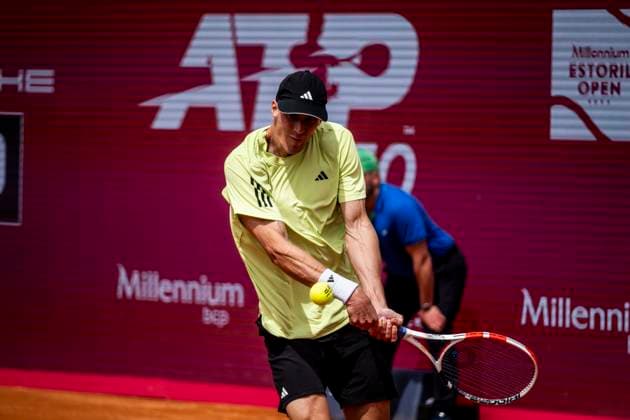 Jan Choinski Vs Hubert Hurkacz - Millennium Estoril Open 2024 Jan Choinski from Great Britain is competing against Hubert Hurkacz from Poland during the Millennium Estoril Open ATP, Tennis Herren 250 tennis tournament at Estoril Tennis Club in Estoril, Portugal, on April 4, 2024. Lisbon Portugal  Copyright: xNunoxCruzx originalFilename:cruz-janchoin240214_np18t.jpg
