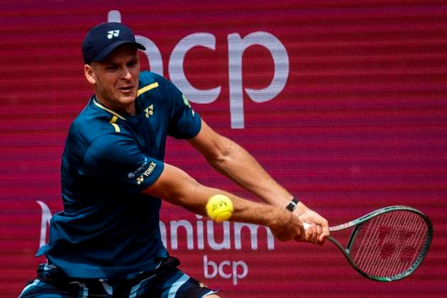 Jan Choinski Vs Hubert Hurkacz - Millennium Estoril Open 2024 Jan Choinski from Great Britain is competing against Hubert Hurkacz from Poland during the Millennium Estoril Open ATP, Tennis Herren 250 tennis tournament at Estoril Tennis Club in Estoril, Portugal, on April 4, 2024. Lisbon Portugal  Copyright: xNunoxCruzx originalFilename:cruz-janchoin240404_npq80.jpg