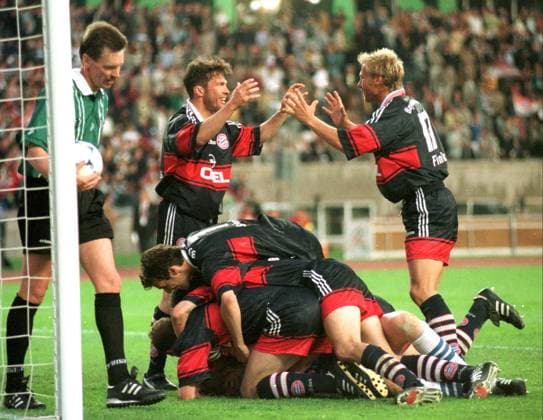 DFB Pokalfinale 1998: Bayern Muenchen - MSV Duisburg 2:1 16.05.1998 Torjubel FC Bayer nach dem Tor zum 2:1. Unten in der Jubeltraube Torschütze Mario Basler. Oben von links Schiedsrichter Hartmut Strampe (Handorf), Lothar Matthäus und Oliver Fink *** DFB Cup Final 1998 Bayern Muenchen MSV Duisburg 2 1 16 05 1998 Goal celebration FC Bayer after the goal to 2 1 Below in the jubilant crowd Goal scorer Mario Basler Above from left Referee Hartmut Strampe Handorf , Lothar Matthäus and Oliver Fink HM