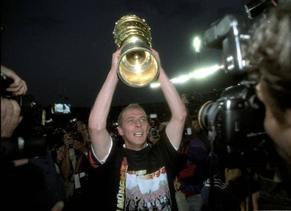 DFB Pokalfinale 1998: Bayern Muenchen - MSV Duisburg 2:1 Mario Basler mit Pokal Â *** DFB Cup Final 1998 Bayern Muenchen MSV Duisburg 2 1 Mario Basler with trophy Â HM