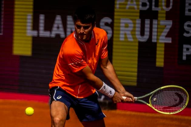 Pablo Llamas Ruiz v Hubert Hurkacz - Estoril Open 2024 Pablo Llamas Ruiz from Spain competes against Hubert Hurkacz from Poland during the Millennium Estoril Open ATP, Tennis Herren 250 tennis tournament at Estoril Tennis Club, Estoril, Portugal on April 5, 2024. Lisbon Portugal  Copyright: xNunoxCruzx originalFilename:cruz-pablolla240405_npidB.jpg