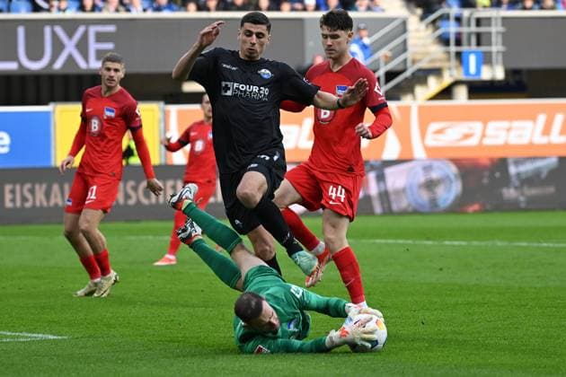 Paderborn, Home Deluxe Arena, 05 04 24, GER, Men, 2 Bundesliga, Season 2023 2024, SC Paderborn 07 Hertha BSC Berlin Picture from left Goalkeeper Marius GERSBECK Hertha BSC , Koen KOSTONS Paderborn and Linus GECHTER Hertha BSC Only for editorial use DFL regulations prohibit any use of photographs as image sequences and or quasi video NRW Germany